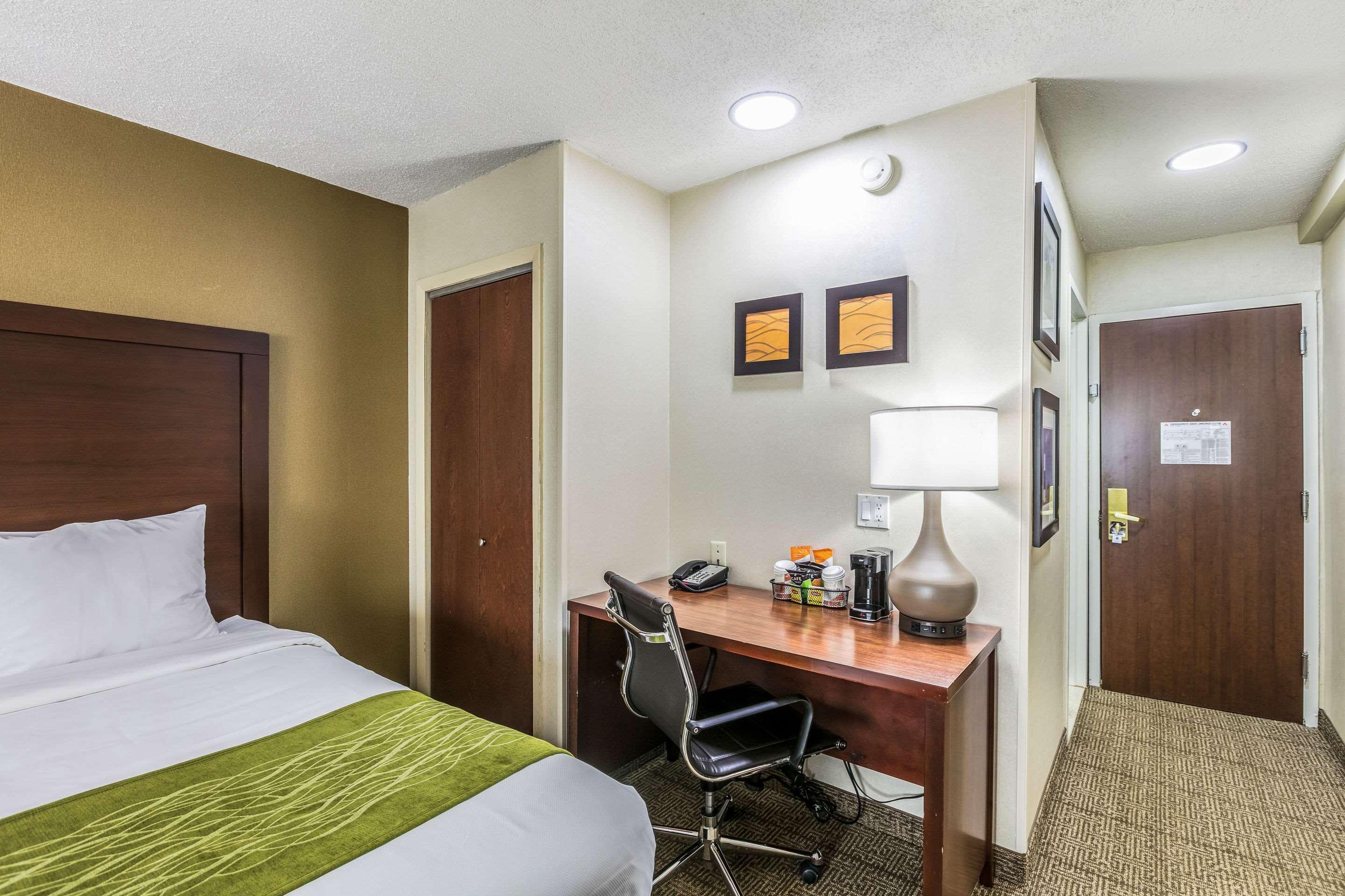 Comfort Inn Medford-Long Island Extérieur photo